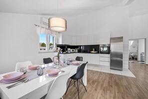 Standard-Haus, 5 Schlafzimmer, 2 Bäder (S Villa with Pool, Jacuzzi & Gym) | Eigene Küche