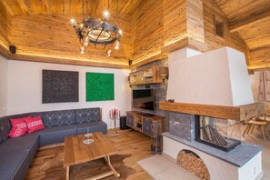 Fernseher, Kamin, Stereoanlage