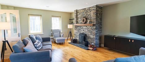 TV, fireplace