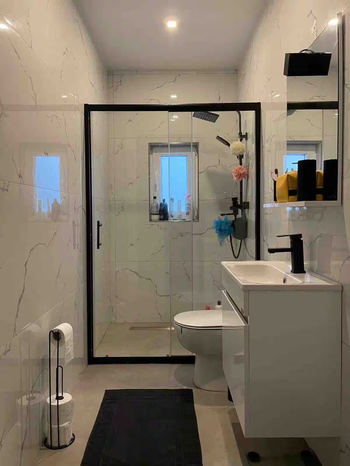 Douche, sèche-cheveux, serviettes fournies, savon
