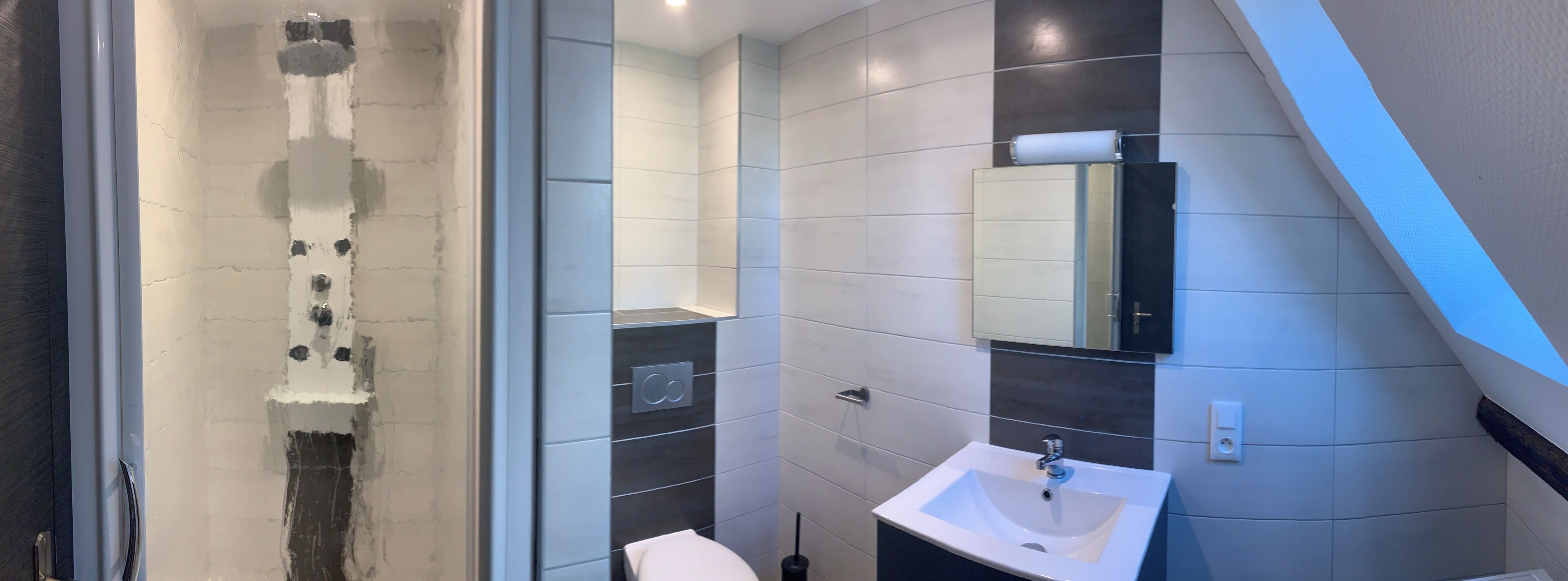 Een douche, een haardroger, handdoeken, zeep