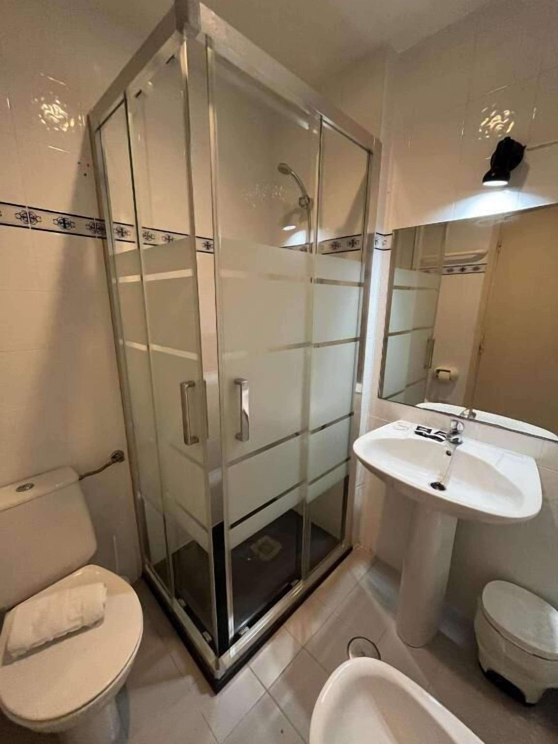 Doppel- oder Zweibettzimmer | Badezimmer | Kostenlose Toilettenartikel, Haartrockner, Handtücher, Toilettenpapier