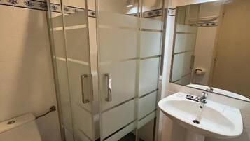 Dobbeltværelse med dobbeltseng eller 2 enkeltsenge | Badeværelse | Gratis toiletartikler, hårtørrer, håndklæder, Toiletpapir