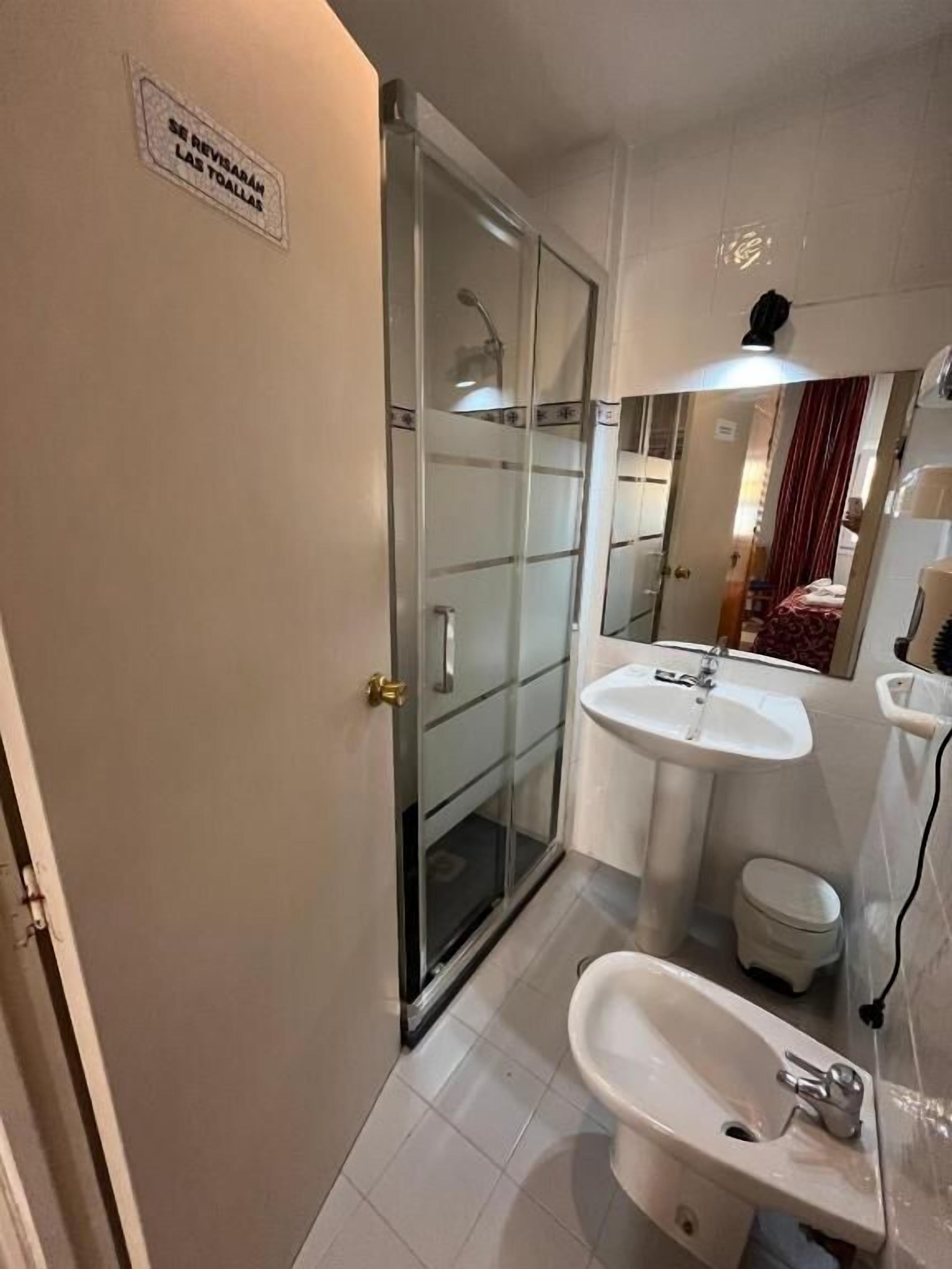 Quarto casal ou duplo | Banheiro | Produtos de toalete grátis, secador de cabelo, toalhas de banho 
