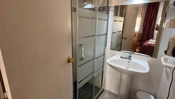 Habitación con 1 cama doble o 2 individuales | Baño | Artículos de higiene personal gratuitos, secador de pelo y toallas