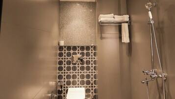 Deluxe Room, City View | Bathroom