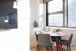Dining - MetaWiseBnB Hyde Park Studio Pool, Gym & Hyde Park (Darlinghurst)