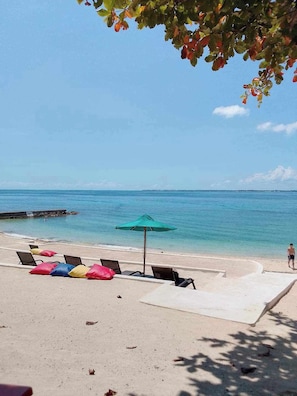 Pantai persendirian berhampiran, pasir putih, kabana percuma 