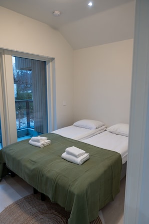 Desk, iron/ironing board, travel crib, WiFi - Glorious two-floor house, 4 bedrooms, sauna, park (Vantaa)