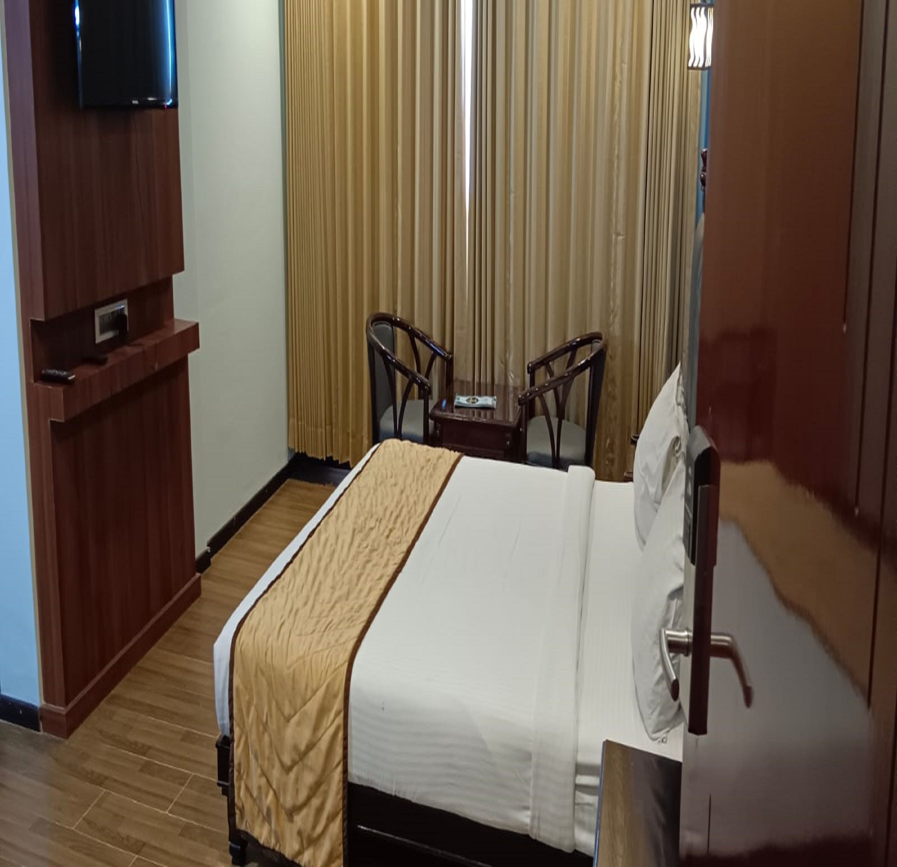 Hypo-allergenic bedding available, WiFi (free), bed sheets