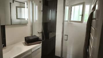 Shower, hair dryer, towels