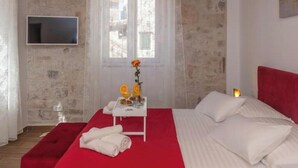 1 habitación, tabla de planchar con plancha, wifi y ropa de cama 