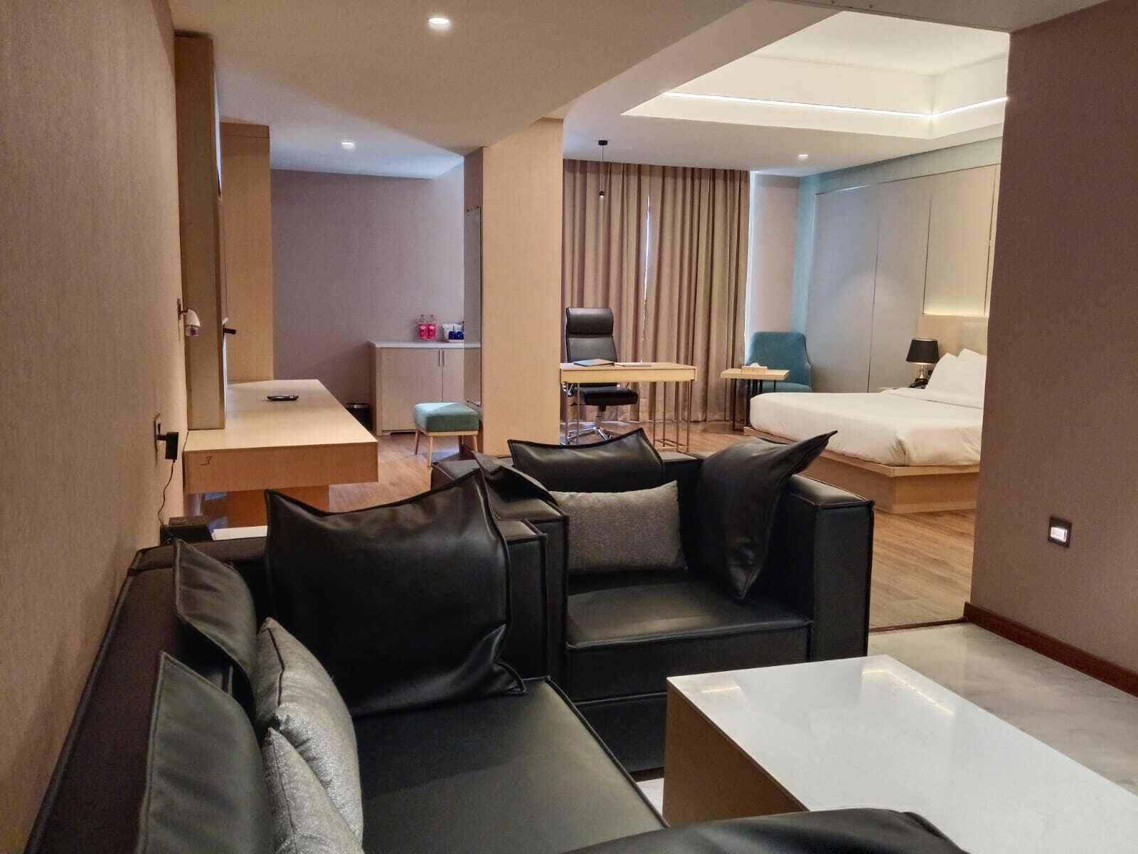 Suite de luxe, vistes a la ciutat | Caixa forta a l'habitació i escriptori 