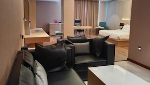 Caja de seguridad en la habitación y escritorio 