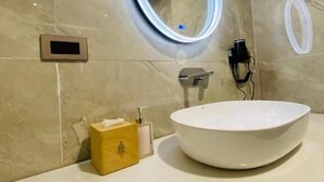 Ducha, pantuflas, toallas, jabón