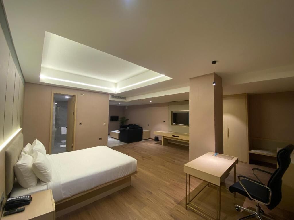 Suite de luxe, vistes a la ciutat | Caixa forta a l'habitació i escriptori 