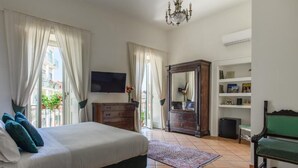 Luxury Quadruple Room, Balcony, City View | WiFi (free) - Dimora dei marchesi (Napoli)