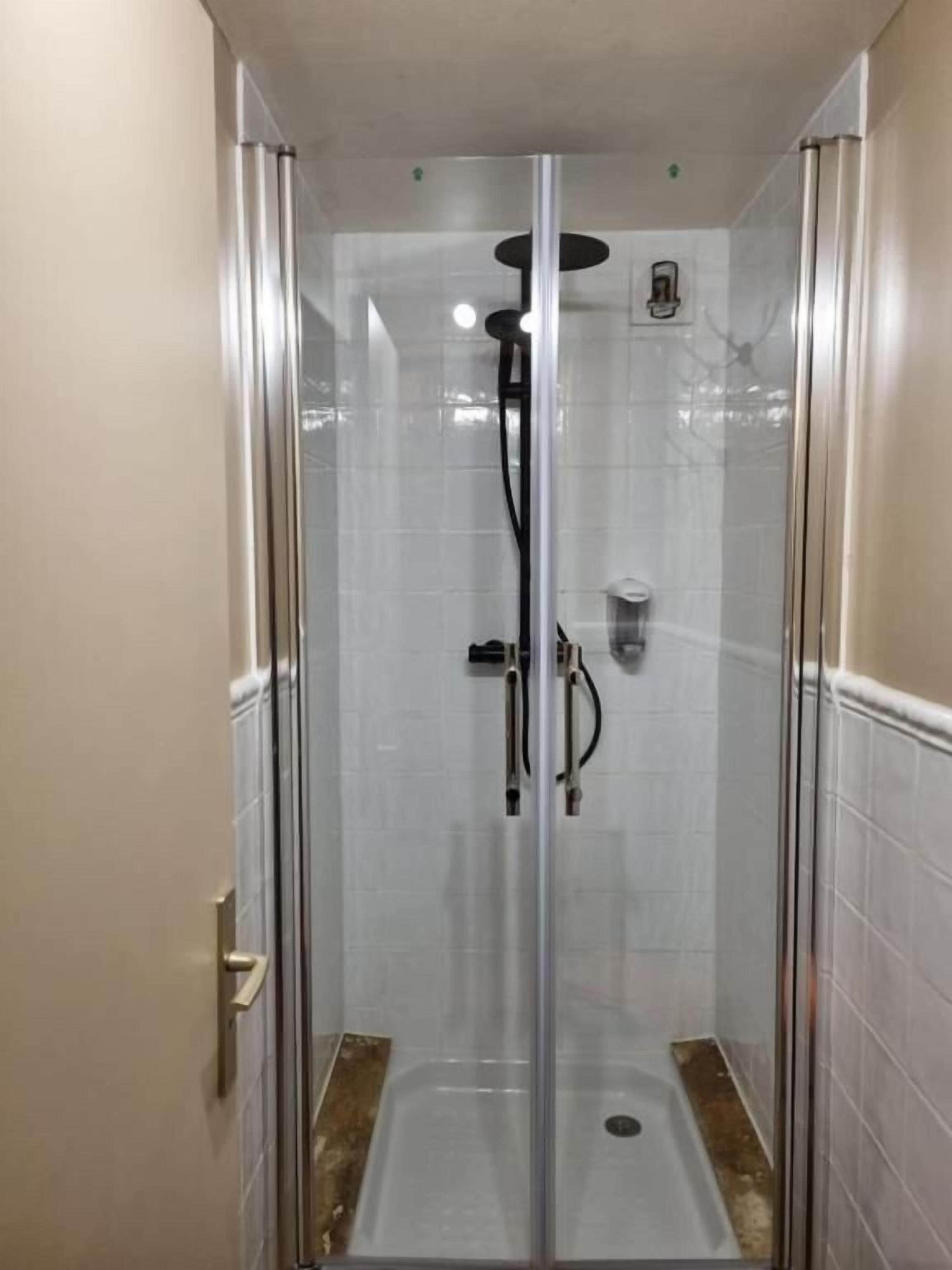 Kamar Keluarga, pemandangan gunung | Kamar mandi | Shower, handuk,  dan tisu toilet