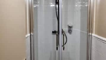 Kamar Keluarga, pemandangan gunung | Kamar mandi | Shower, handuk, dan tisu toilet