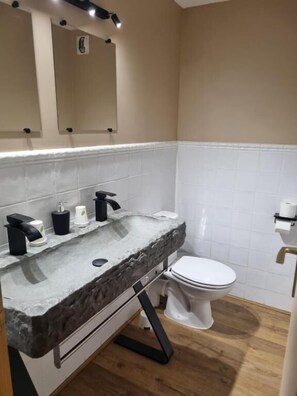 Kamar Keluarga, pemandangan gunung | Kamar mandi | Shower dan tisu toilet