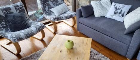 Appartement Supérieur, balcon, vue montagne | Coin séjour