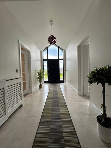 Carhan House - Newly Renovated Spacious Bungalow