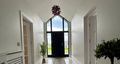 Carhan House - Newly Renovated Spacious Bungalow