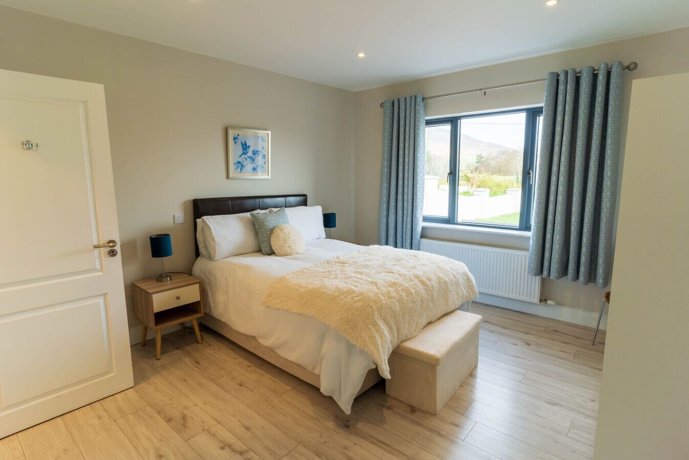 Desk, iron/ironing board, WiFi, bed sheets