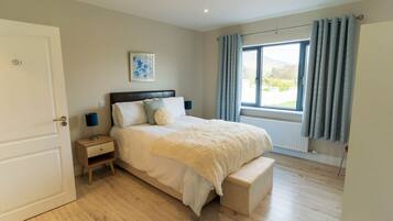 Desk, iron/ironing board, WiFi, bed sheets