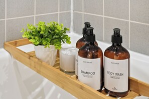 Haartrockner, Handtücher, Seife, Toilettenpapier
