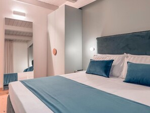 Quarto casal superior, sacada, vista para a cidade | Wi-Fi de cortesia