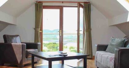 Spacious Family Home - edge of town-Great views