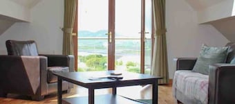Spacious Family Home - edge of town-Great views