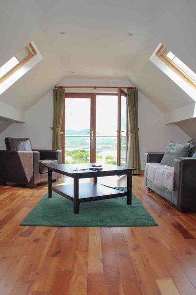 Spacious Family Home - edge of town-Great views