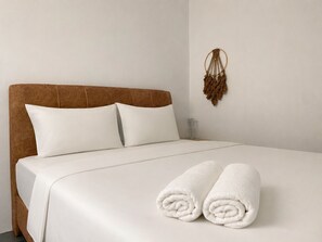 Tabla de planchar con plancha, wifi y ropa de cama 