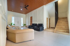 32-inch TV with digital channels - RAYA Residence By ARBA (Semarang)