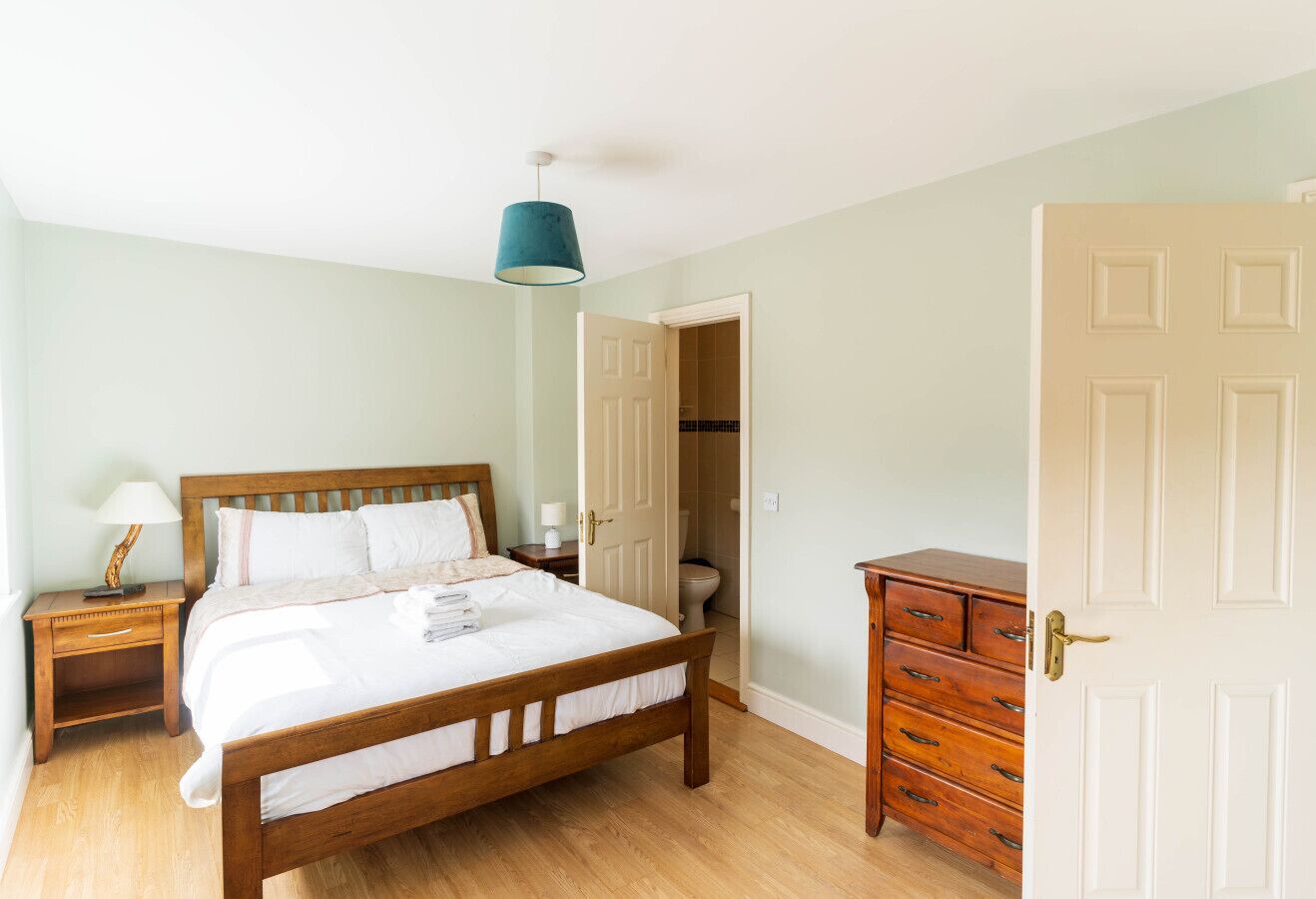Iron/ironing board, travel cot, WiFi, bed sheets