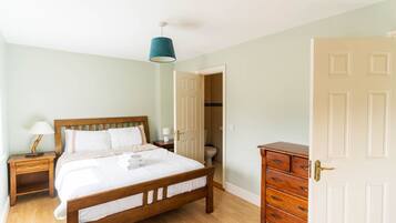 Iron/ironing board, travel cot, WiFi, bed sheets
