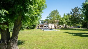 Property grounds - Mas Vidauque, Beautiful Provençal Mas for 8 with pool & gardens in the Luberon. (Cavaillon)