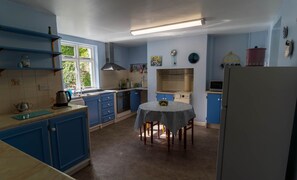 Kühlschrank, Mikrowelle, Ofen, Geschirrspüler