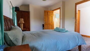 Iron/ironing board, travel cot, WiFi, bed sheets