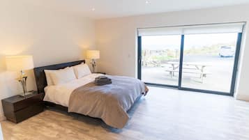Tabla de planchar con plancha, cuna de viaje, wifi y ropa de cama