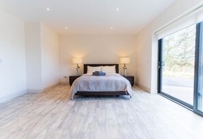 Tabla de planchar con plancha, cuna de viaje, wifi y ropa de cama