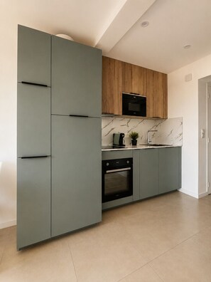 Wasserkocher mit Kaffee-/Teezubehör, Kühlschrank, Mikrowelle, Ofen