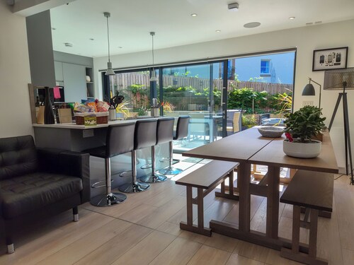 Luxury house with Hot Tub & Parking