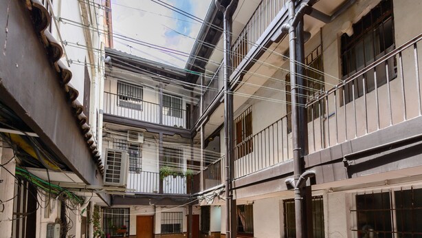 A multi-story building with balconies, a courtyard, and visible plumbing. - (MDP80314) 1 bedroom apartment in the center of Madrid (Madrid)