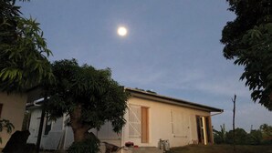 Ett hus med en liten veranda, en dörr och ett fönster.