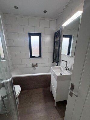 Haartrockner, Handtücher, Seife, Toilettenpapier