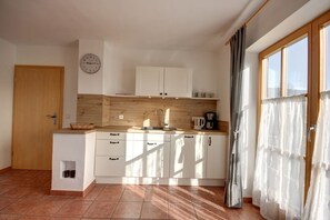 Coffee/tea maker, fridge, oven, stovetop - "Zeitlos" Vacation Rental for 6 Adults and 1 Child, 3 Bedrooms, 100 m² (Inzell)
