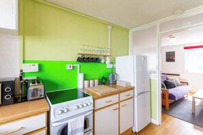 Fridge, microwave, oven, stovetop - Serene 2BDR Retreat by Holyrood Park (Edinburgh)